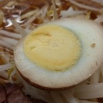 中華麺店 喜楽 - 味付け卵のアップ