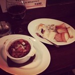 ワインバー ヤミツキ タヌキ - 煮込みとチーズ盛り
煮込み美味しい。初めて訪れる者としてはシステムがわかりづらい。ワイン何を選んだらいいのかわかりづらい。