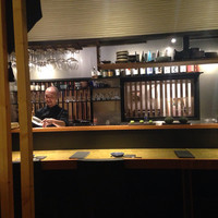 料理屋takanabe - 店主さんとカウンター。全部一人でやっているんだそう。