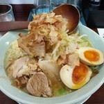 麺屋　彬 - ガッツ味噌　とろんとしたスープは味噌味噌してます。モチモチ麺と野菜はキャベツ多め。ほろっと、とろっと、ふわっと色んな食感のチャーシューととろーり味玉が非常に美味しい。