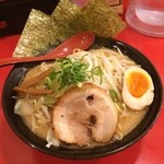 ラーメン春樹 - 醤油とんこつラーメン 大盛
            スープはまぁまぁ。麺の固さを固めにしましたが、もやしを片付けいる間に、柔らかくなってしまいました(^_^