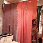 居食屋タム - 気のオブジェや和の雰囲気の暖簾で部屋を仕切られています。