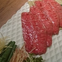 焼肉 433 - 美味しそうなお肉に薬味を巻いて
