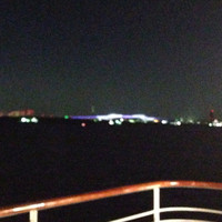 シンフォニー東京湾クルーズ - 上のデッキからの眺め。結構、沖に出てるんだと思うんだけど、ボケボケw