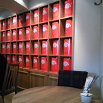Kunitachi Tea House - 店内の紅茶缶