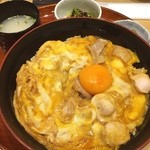 Tori Kai Souhonke - 名古屋コーチン親子丼。
                        ハッキリ砂糖の味がする程甘い。
                        名古屋での私は何故ダメな店ばかりに入ってしまうのだろう。
                        嗚呼。