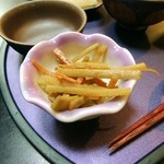 とんかつ なかお - 小鉢、本日はきんぴら。