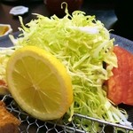 とんかつ なかお - 野菜も鮮度が良いです。