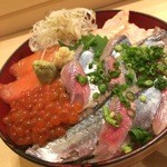 Kanda Edokko Zushi - サーモン親子とサンマの贅沢丼アップ