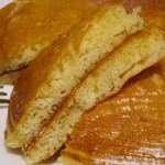 MUU MUU DINER Fine Hawaiian Cuisine - プレーンパンケーキ≪メープルバター≫（生地の断面）