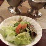 「ランチステーキ」の「サラダ」。ドレッシングが2つも付いてきます。