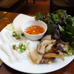 Nha Hang Ngon - 
            豚肉とビーフン、香草の手巻き春巻き（乾燥ペーパー）
            