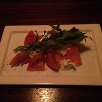 マディソン ニューヨーク キッチン - セルバチコ・トマト・モッツァレラのトリコローレホワイトバルサミコ