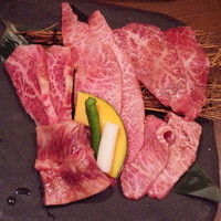 神戸牛 日本橋イタダキ - 盛り合わせとキムチ盛り