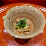 草喰 なかひがし - 芋茎（ズイキ）とかしら芋の和え物　三つ葉を乗せて