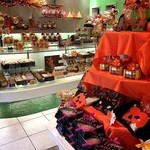 ハロウィンの飾りつけが楽しい店内