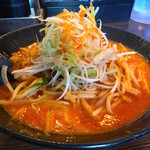 大塚屋 - 辛味噌ラーメン750円＋麺大盛50円（2015/10）。相変わらずのスープ濃度は健在だが、旨味が辛味に支配されてる感が否めず…。