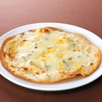 ワイン食堂ウノ - ４種のチーズのピザ