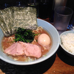 家系ラーメン 桂家 - 半熟味玉ラーメン(850円)+海苔増し(100円)+半ライス(100円) カタメオオメ