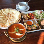 スバカマナ - スペシャルランチ。ナンをクリスピーチーズナンに変更。飲んだ後なので、スープカップは空です。