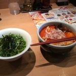 らーめん山頭火 - 冬限定の辛味噌ラーメンとネギ飯のセットで