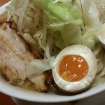 麺や来味 - 盛りがすごい！チャーシューが微妙に欠けてる(゜ロ゜)