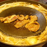 周りの溝で野菜を茹でて、中央の平坦部で肉を焼くんです