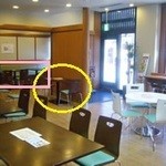 天壱 - 黄○が座った席、ピンクの四角の部分が壁だったんだけど、扉が空いたら席でした。