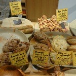 パリアッシュ - チーズを使ったパン数種や、ベーコンにオリーブなどお酒に合いそうなパンも