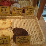 パリアッシュ - エスカルゴ系はショコラにレザン、苺風味の花美もスタンバイ