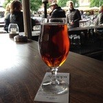 La Grappa - 向こう側にいるお客さん達もAmber Aleを注文してました！