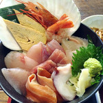 産直鮮魚とマグロの明神丸 - ランチの女川丼 900円 アップ