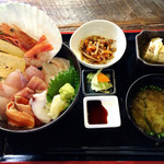 産直鮮魚とマグロの明神丸 - ランチの女川丼 900円