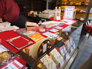 やす武 - お餅の焼き方がお店でいろいろ=3=3=3
あんころ餅丸めて、梅ヶ枝餅に焼くのが全部手作りの所もあれば、お団子丸めるのは自動で、焼くのが手焼きだったり、最初から包装するのまで自動で機械がやるトコも☆彡