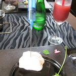 レストランRyu - 蒸し鶏に注射器で燻製エキスをかけると鶏の燻製に早変わり