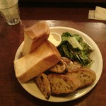 パーラー江古田 - トーストセット焼き強め 20151022。スライスは、フォカッチャとカシューナッツ黒胡椒とリュスティックでした。甘い系なしは珍しいかも～^^