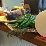 イタリアン酒場2uMi トゥーミ - カウンターには仕込み用のお野菜がいっぱい♪
            全て手作りのお惣菜^_^