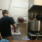 らーめん　かねかつ - 注文を受けてから生地を伸ばします