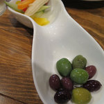 Osteria al Ponte - 自家製ピクルスとオリーブ(オリーブは種入り)