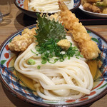 本格手打うどん 麺むすび - エビとちくわ天ぶっかけ 中 580円