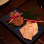 OYSTER BAR 酒肆石花 - スモーク豆腐といぶりがっこ。