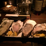 OYSTER BAR 酒肆石花 - 北海道の昆布森、岩手の山田湾の牡蠣を食べ比べ。美味しくてお代わりも。