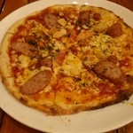 にんにく屋 五右衛門 - ガーリックフランクとソーセージのチリトマトピザ