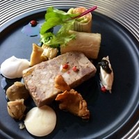イル・テアトロ - 前菜2種盛り合わせ。湯葉で巻いたアボカドとサーモンのカネロニ、牛肉と豚肉のソプレッサータ ジロールマリネ