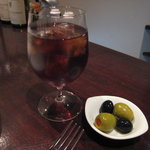 ヴィニュロン - ウーロン茶と突き出しのオリーブ