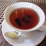 タヴェルナ　エッセ - ハーブティー（ローズヒップ）