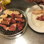 秩父屋 - わかりにくいですが、テーブルの穴に入っている七輪です。焼きスタイルはこんな感じ。