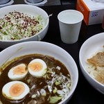 牛すじカレー 小さなカレー家 - （2015年10月再訪）つけうどん冷（550円）、ゆで玉子（50円）、コールスロー大（100円）、味噌豚（200円）でのらラインナップだ❢