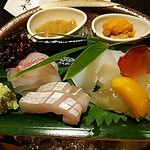 北新地 湯木 - かわいいおしどりの入れ物には、コノワタと生うにです。