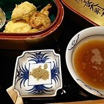 北新地 湯木 - 天つゆと塩が用意されます。
